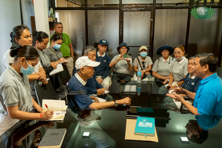 Tzu Chi volunteers coordinate with the local government office in Cabadiangan, Compostela, Cebu.