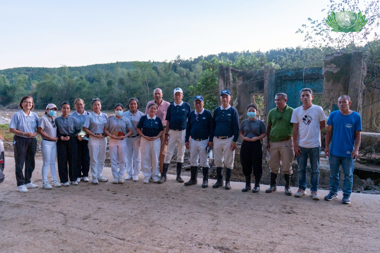 Tzu Chi volunteers take a group photo after the ocular surveys.