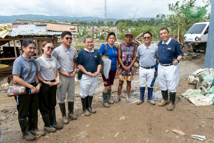 Tzu Chi volunteers take a group photo after the ocular surveys.