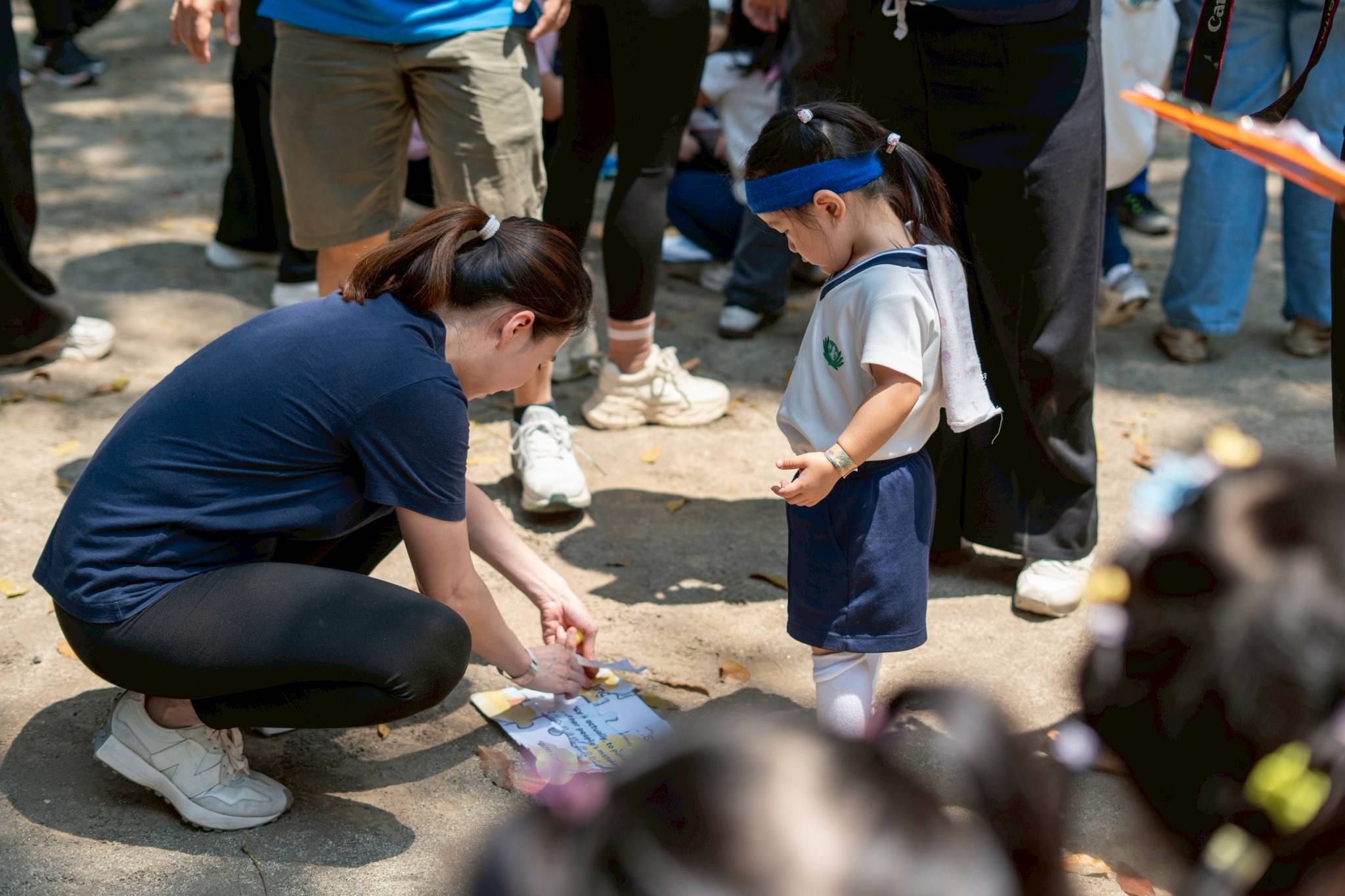 Following the relay, students and parents worked together to assemble Jing Si Aphorism puzzles.