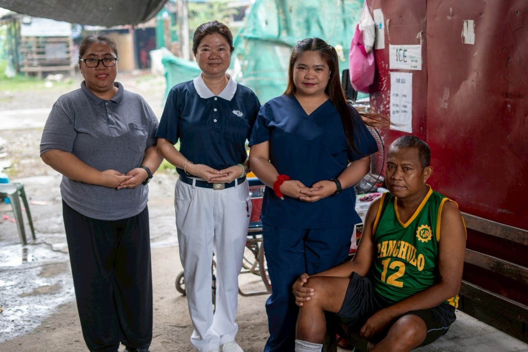 (From left) Tzu Chi representatives Beth Auste and Jocie Chua join caregiving alumna Venus Telecio and her husband, Levy, in a group photo during another heartfelt care visit by the foundation. 
