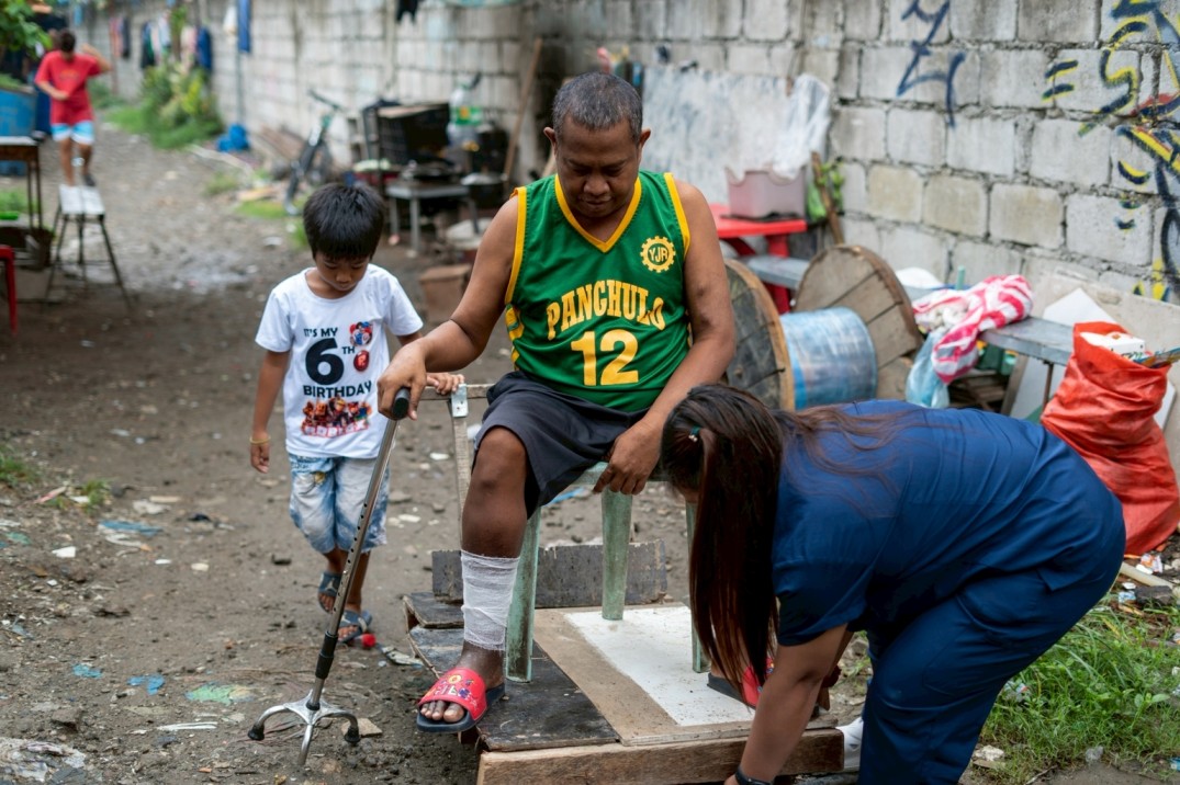 Given the rocky, uncemented path to the Telecios’ home, the makeshift trolley often gets stuck, making it harder to move from one place to another.
