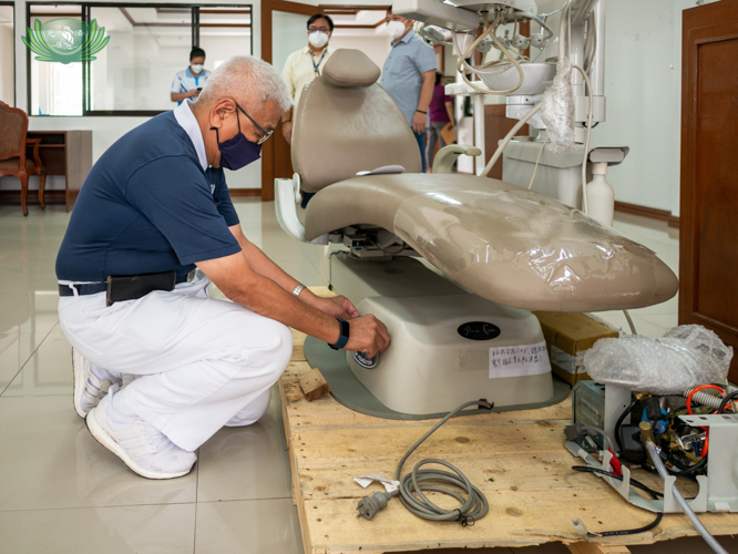 Tzu Chi CEO Henry Yunez inspecing the dental chair donated by the Foundation【Photo by Daniel Lazar】