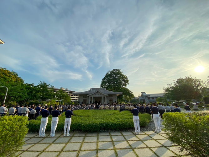 Tzu Chi Foundation’s annual celebration of Buddha Day, Tzu Chi Day, and Mother’s Day began in the early morning of May 13 with the solemn 3 steps and 1 bow ceremony to honor Dharma Master Cheng Yen. 【Photo by Matt Serrano】