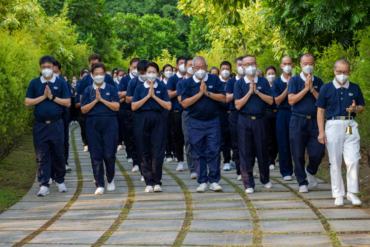 Commissioners walk in unison in a ritual to honor Dharma Master Cheng Yen and  Buddha.【Photo by Matt Serrano】