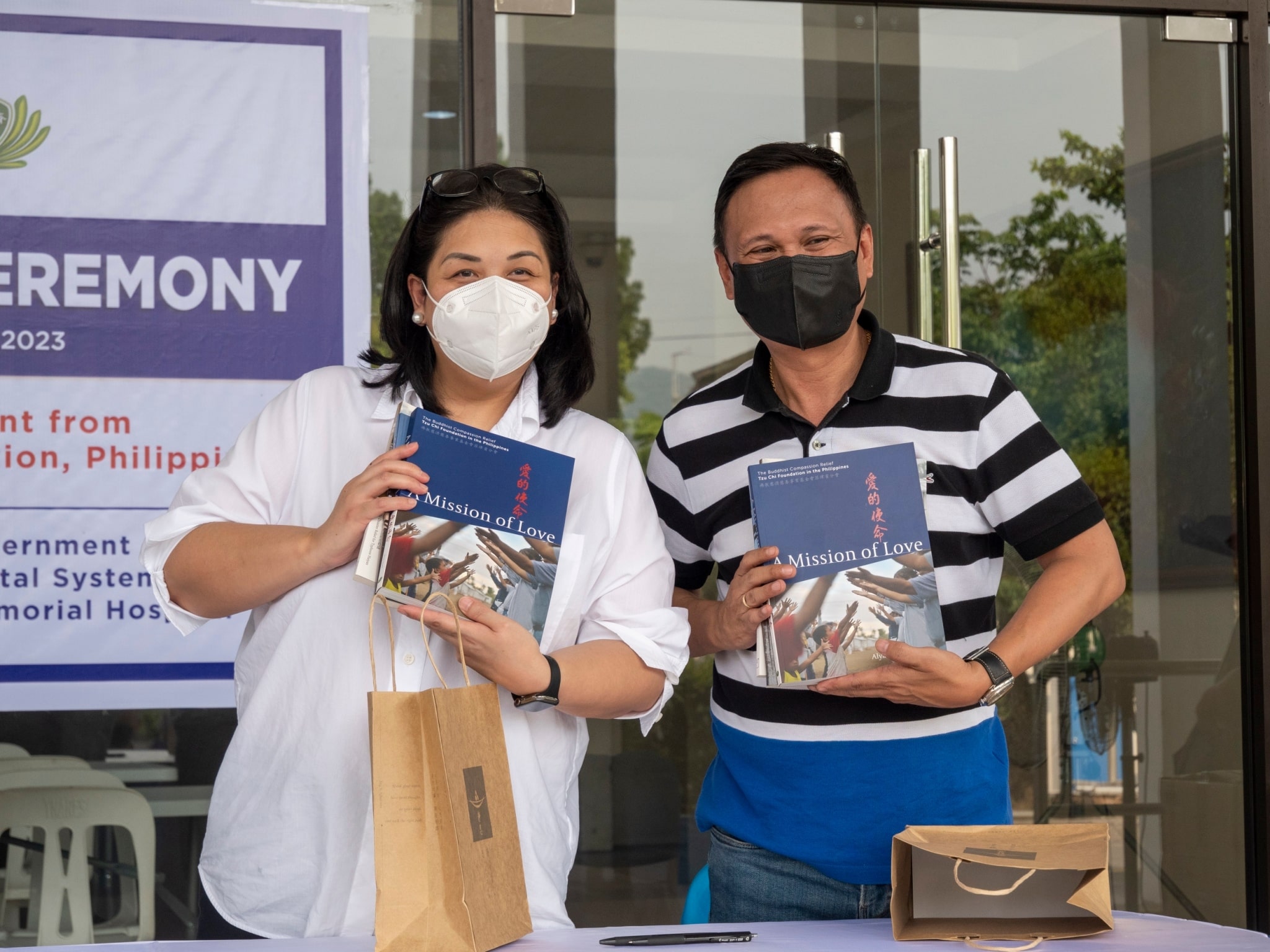 Rizal Province Governor Nina Ynares and Rizal Province Vice Governor Junrey San Juan Jr. receive their own copies of “A Mission of Love,” “Resurgence,” and “Yolanda in Focus.”【Photo by Matt Serrano】