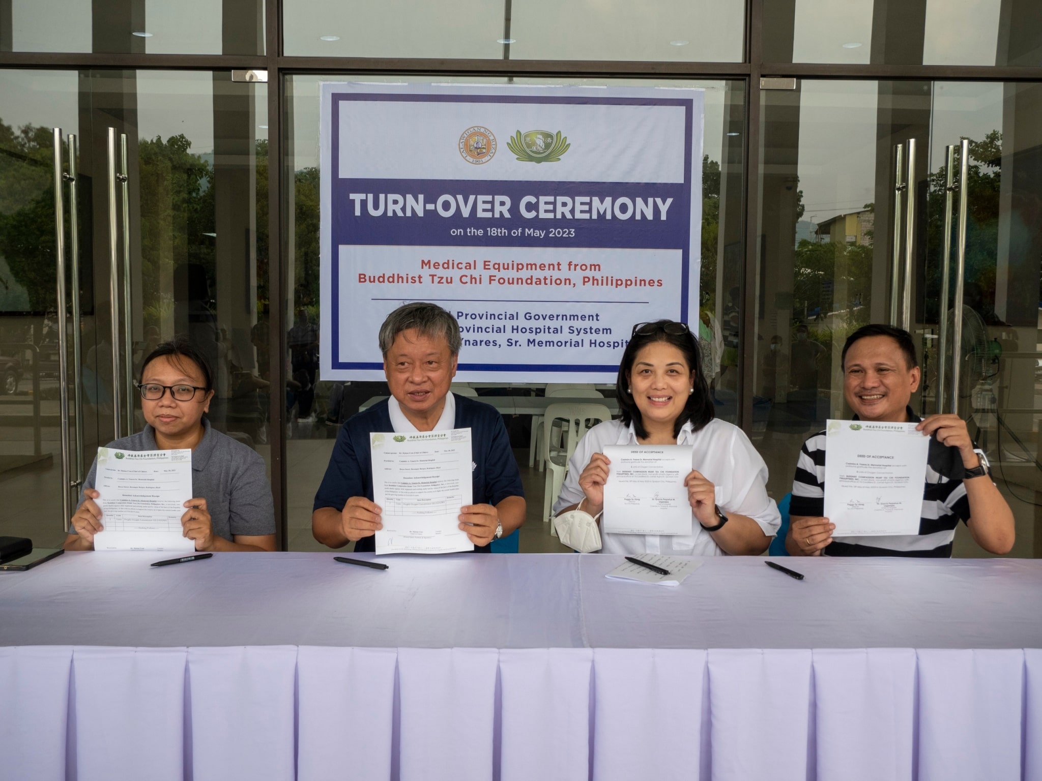 From left to right: Tzu Chi Philippines’ Charity Department Head Tina Pasion, Tzu Chi volunteer and commissioner Johnny Kwok, Rizal Province Governor Nina Ynares, and Rizal Province Vice Governor Junrey San Juan Jr. sign a Donation Acknowledgement Receipt and Deed of Acceptance to formally receive the donation of oxygen concentrators for Casimiro A. Ynares Sr. Memorial Hospital. 【Photo by Matt Serrano】