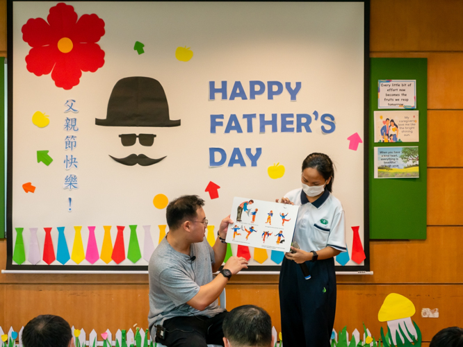 Lester Calantoc leads the storytelling session during the preschool’s Father’s Day celebration. 【Photo by Daniel Lazar】