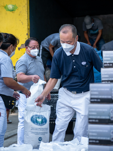 “Based on our survey with the community, these are the items that they need the most at this time,” says Tzu Chi volunteer Luis Diamante, who is among the group who visited the community before the day of relief operations. 【Photo by Daniel Lazar】