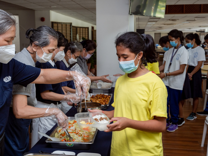 Tzu Chi volunteers welcome the Catholic group with a sumptuous vegetarian lunch. 【Photo by Daniel Lazar】
