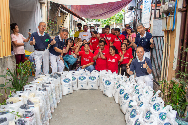 Tzu Chi volunteers and members of the Blind Republic Philippines pose for a happy group shot.  【Photo by Marella Saldonido】