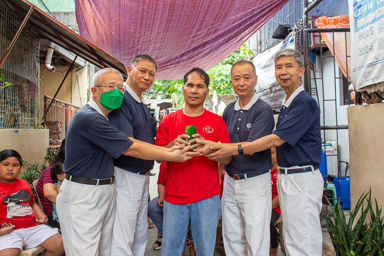 “It’s just a small amount, but we learned in Tzu Chi that it doesn’t matter how much we can give as long as it’s from our hearts,” says Blind Republic Philippines President Ramir Sayson (center).  【Photo by Marella Saldonido】