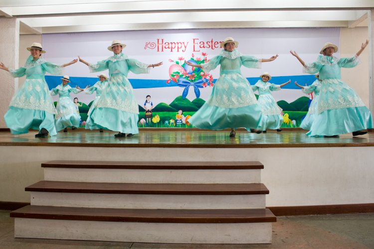 Students perform the Filipino folk dance Cariñosa (Maria Clara dance). 【Photo by Matt Serrano】