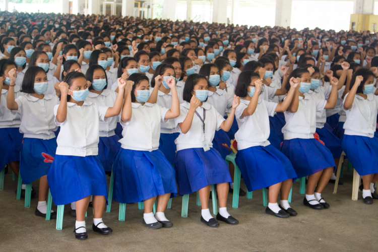 Students perform the One Family sign language. 【Photo by Matt Serrano】