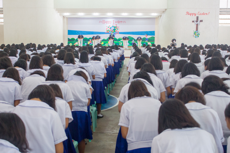 Tzu Chi volunteers and Girlstown students perform the One Family sign language. 【Photo by Matt Serrano】