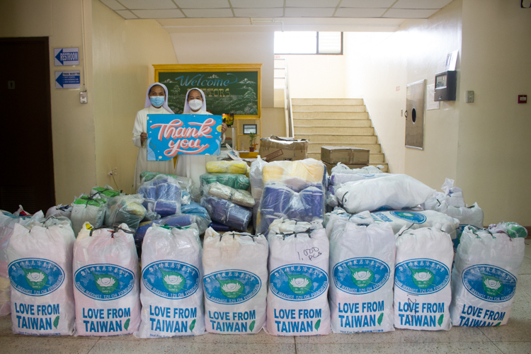 Tzu Chi Foundation donates 170,000 face masks and other hygiene products to the Sisters of Mary Schools Girlstown and Boystown in Silang, Cavite on April 20. 【Photo by Matt Serrano】