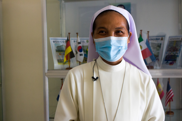 “Thank you for the face masks and all the help,” says Sister Bernadine Ofima, SM for Tzu Chi’s continuous support. “During this pandemic, everybody knows that everybody is suffering. But then we are grateful because despite hardships in life, there are good people who thought of us and really helped us to continue our charity work.” 【Photo by Matt Serrano】