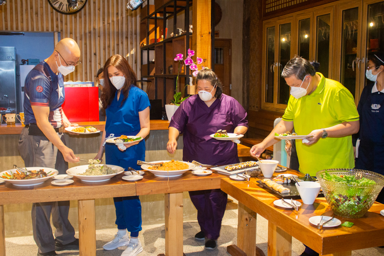 TIMA doctors help themselves to hearty and healthy vegetarian fare.【Photo by Kendrick Yacuan】