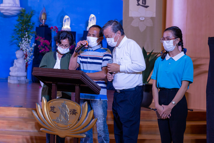 Nelson Rosales Jr. stands alongside his family and Tzu Chi volunteer Johnny Kwok to deliver a testimonial at the New Year Blessing program held at the Buddhist Tzu Chi Campus on February 5. 【Photo by Matt Serrano】
