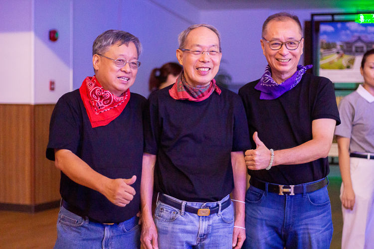 For fun and camaraderie, volunteers donned costumes for light-hearted song-and-dance numbers at the Jing Si Hall on the evening of October 20. 【Photo by Marella Saldonido】