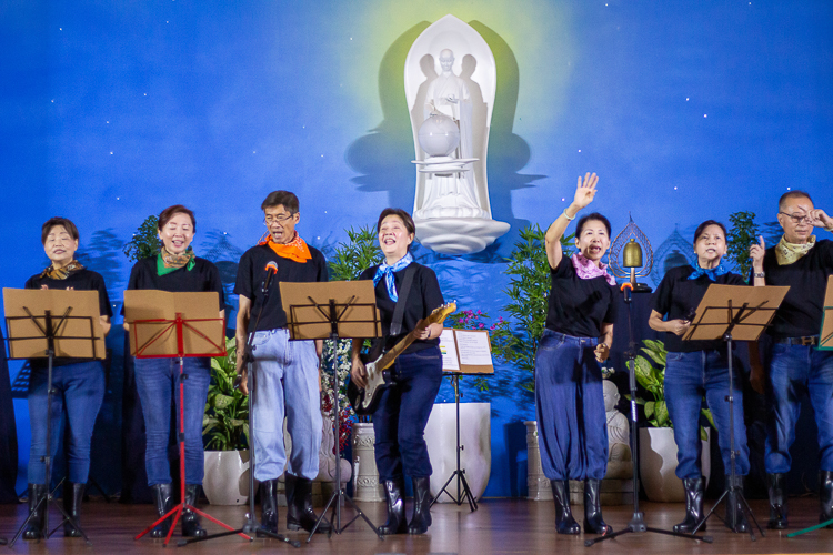 For fun and camaraderie, volunteers donned costumes for light-hearted song-and-dance numbers at the Jing Si Hall on the evening of October 20. 【Photo by Marella Saldonido】