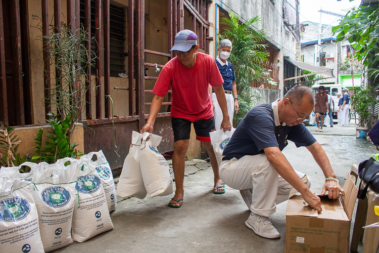 Even the kind neighbors help in unloading the goods.  【Photo by Marella Saldonido】