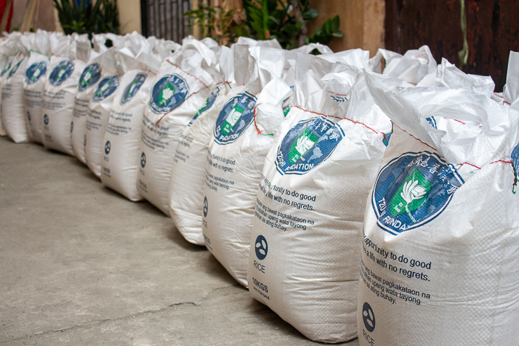 Sacks of 10 kilograms of rice were lined up and ready to be distributed.  【Photo by Marella Saldonido】