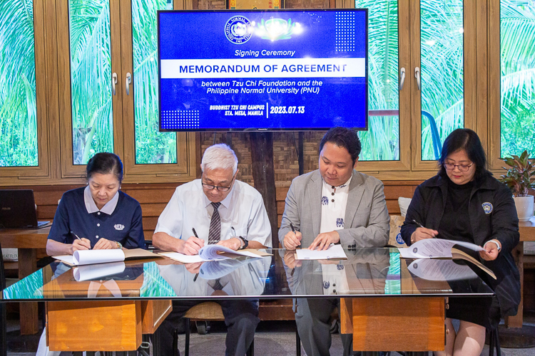 Tzu Chi Philippines and Philippine Normal University sign a Memorandum of Agreement on July 13 to expand Tzu Chi’s Educational Assistance Program in the state university.  【Photo by Marella Saldonido】