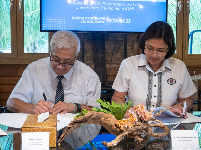 Tzu Chi Philippines CEO Henry Yuñez and Universidad de Manila (UDM) President Dr. Ma. Felma Carlos-Tria leads the signing of the Memorandum of Agreement to provide scholarships to underprivileged students of UDM.