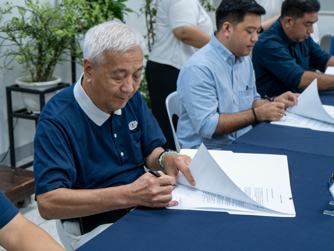 Tzu Chi Philippines CEO Henry Yuñez signs the Memorandum of Agreement with GetKlean Philippines.