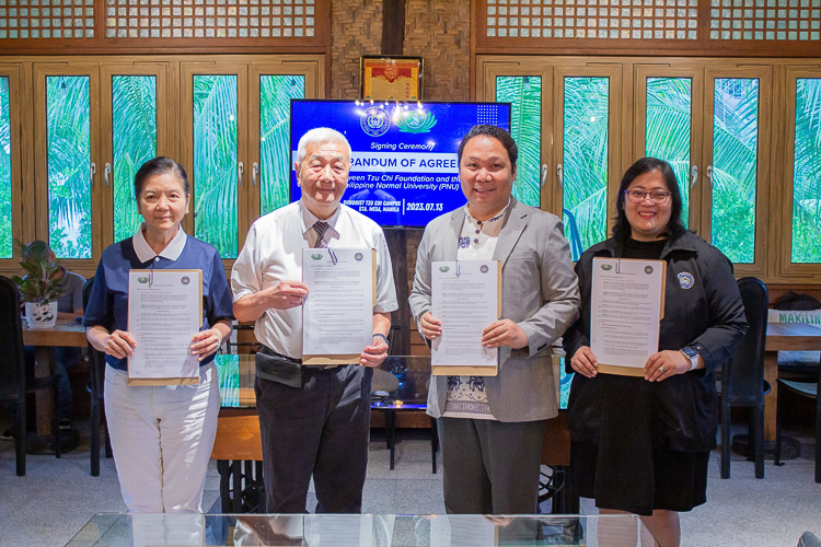 From left to right: Educational Assistance Program Head Volunteer Rosa So, Tzu Chi Philippines CEO Henry Yuñez, PNU President Dr. Bert J. Tuga, Dean of the Office of Student Affairs and Student Services Dr. Teresita T. Rungduin.  【Photo by Marella Saldonido】