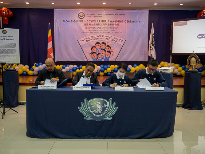 Tzu Chi Philippines and the University of Southeastern Philippines (USeP) sign a Memorandum of Agreement for Tzu Chi’s Educational Assistance Program at the university. 【Photo by Matt Serrano】