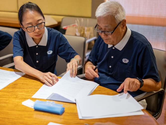 Tzu Chi Foundation Philippines Deputy CEO Peggy Sy Jiang (left) and CEO Henry Yuñez sign the Memorandum of Agreement. 【Photo by Harold Alzaga】
