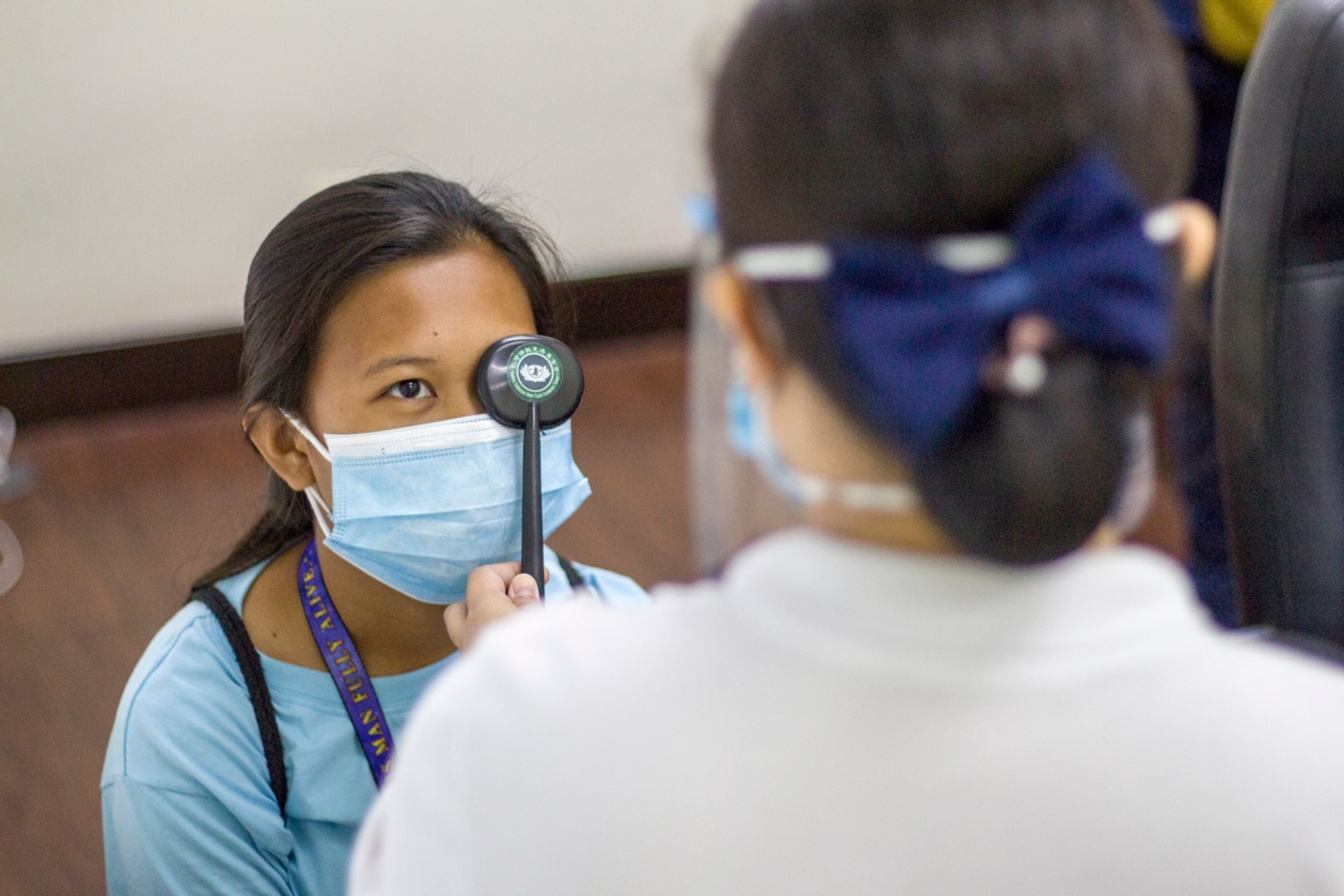 Grade 12 student Rizza gets her first eye checkup at the Buddhist Tzu Chi Eye Center.【Photo by Matt Serrano】