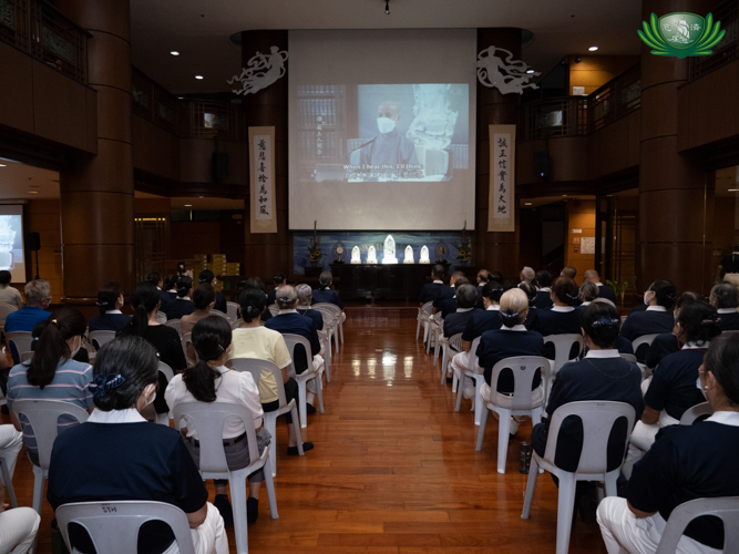 “So, as you know my heart, you know that I’ve devoted my entire life and my health to Tzu Chi. My only hope is that all the Tzu Chi volunteers will harbor gratitude toward one another and cherish their wisdom-life; without every one of us, we cannot carry out Tzu Chi’s work,” says Dharma Master Cheng Yen in the Master’s Talk. 【Photo by Kendrick Yacuan】