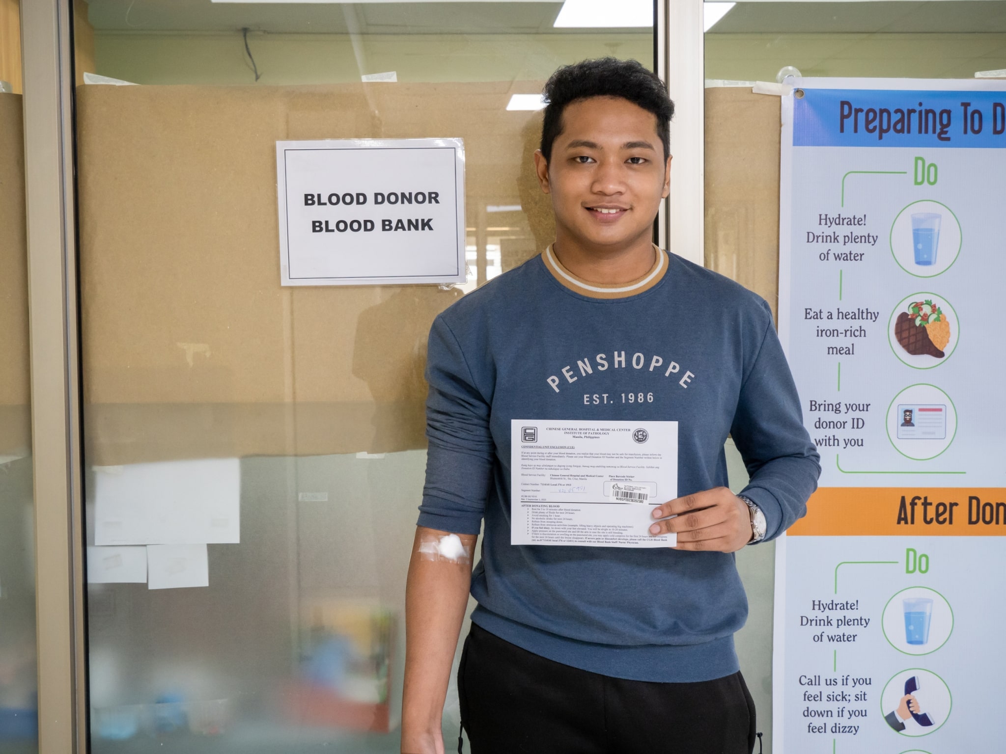  When only one of the five caregiver scholars was able to donate blood for a Tzu Chi staffer’s wife, Tzu Chi Communications Department photographer Matt Adrian Serrano stepped forward as a blood donor. Luckily, he passed the requirements and his blood type matched the patient’s.【Photo by Marella Saldonido】