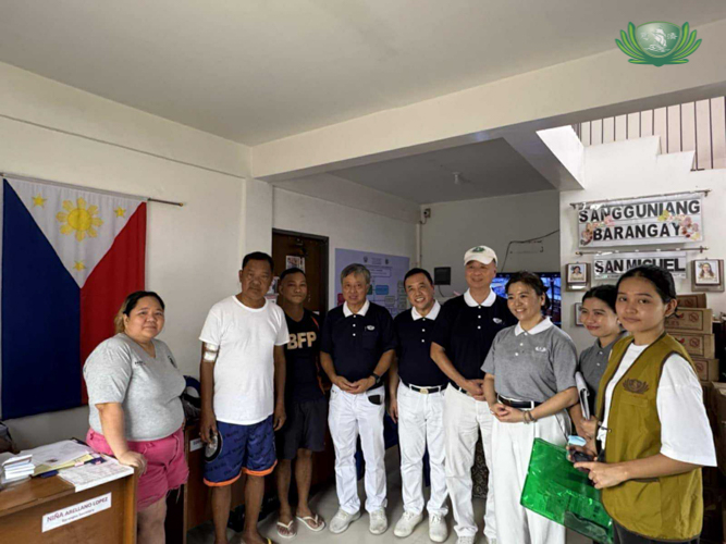 At the Town Hall of Brgy. San Miguel, Tzu Chi volunteers and staff coordinated with Brgy. Captain Rolando Tolentino (second from left) who expressed his heartfelt thanks to the foundation for responding to their call for help.