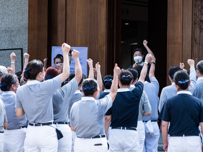 “Go, go, go,” say cheerful Tzu Chi volunteers in a team huddle led by Molita Chua. 【Photo by Daniel Lazar】