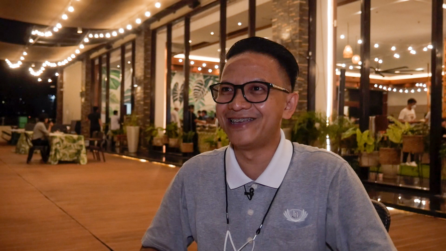 “Every decision I make, it is anchored on the values I learned from Tzu Chi,” says Cebu volunteer Mulric Sarmiento. “The great love that Master [Cheng Yen] teaches is something unheard of for normal people but when you’re in Tzu Chi, there are many things that you can do to express that great love.” 【Photo by Jeaneal Dando】