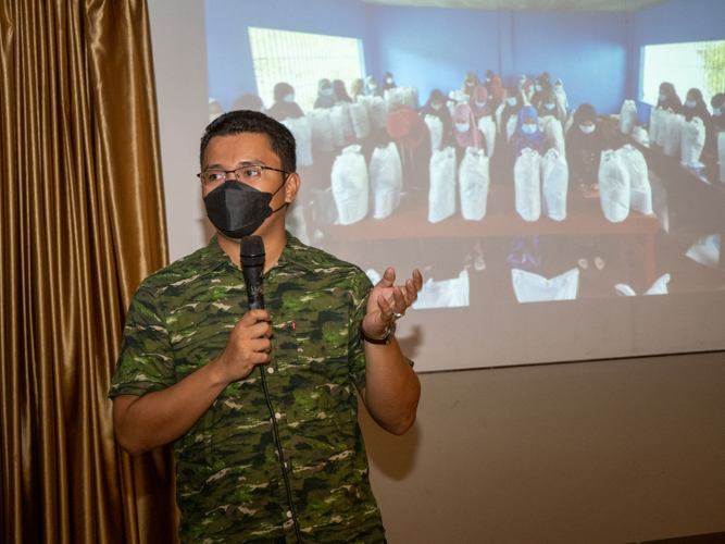 Munadzrin Ipah, a graduating engineering student from Universidad de Zamboanga shares his experiences as a volunteer for Tzu Chi’s pandemic relief efforts. 【Photo by Harold Alzaga】