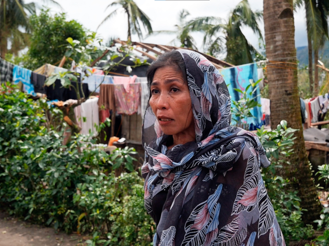 Myrna Sales tells Tzu Chi volunteers of Typhoon Karding’s damage to their house in a survey conducted by Tzu Chi last September 29. 【Photo by Harold Alzaga】