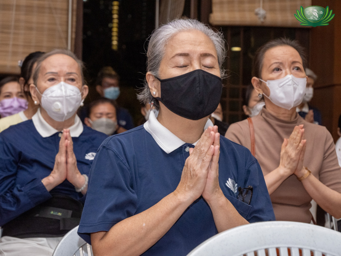 “As a volunteer, I have learned to be more patient in providing care to a lot of sick people,” says Tzu Chi volunteer Nerina Eiaw Cu. 【Photo by Kendrick Yacuan】