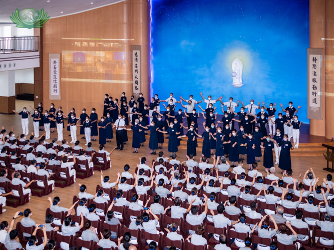Tzu Chi commissioners lead the performance of ‘One Family’ sign language. 【Photo by Daniel Lazar】