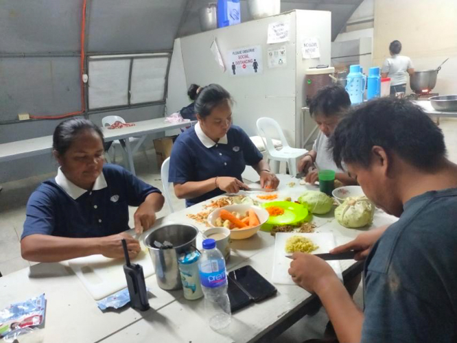 Tzu Chi Ormoc volunteers prepare ingredients for the rice porridge. 