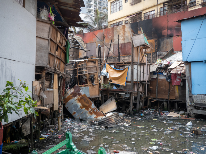 What’s left of the homes that were engulfed in flames from the February 15 fire in Barangay 330, Sta. Cruz, Manila. 【Photo by Matt Serrano】