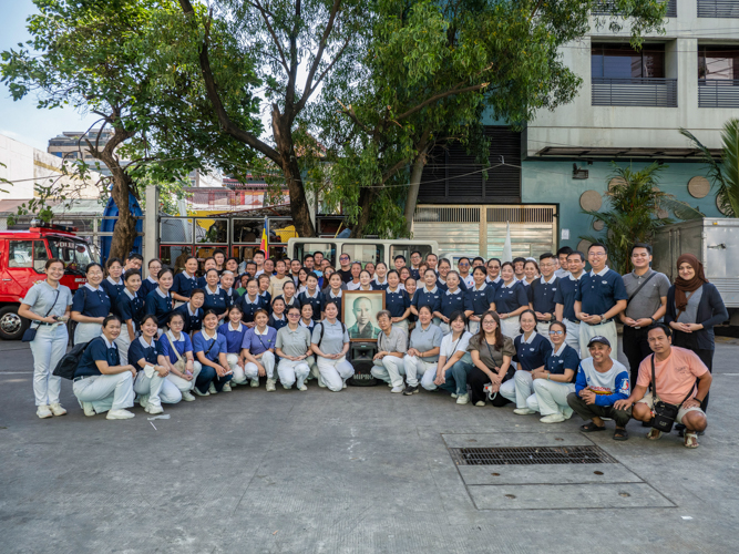 Tzu Chi volunteers gather for a photo after completing relief distribution efforts in Barangay 330, Sta. Cruz, Manila. 【Photo by Matt Serrano】