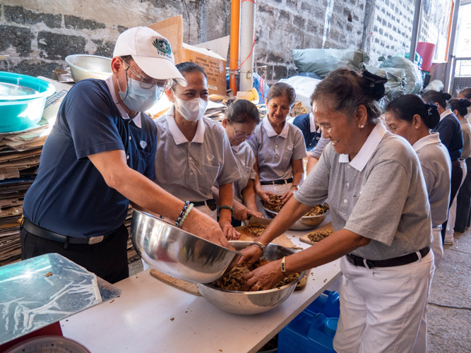 Recently retired from his post as Tzu Chi’s compliance officer, Hilario “Larry” Velasquez (in blue) still volunteers to the foundation. At Fiesta Verde 2024, he gave a live demonstration of how to make eco-enzyme, a multipurpose solution produced from the fermentation of fruits, vegetables, and other organic waste.  