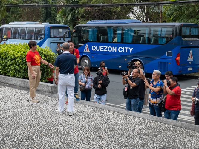 Tzu Chi volunteers welcome visitors from the QC Chinatown Heritage Tour on February 9 at the Tzu Chi Foundation Philippines’ Quezon City office in Agno Street. 【Photo by Marella Saldonido】