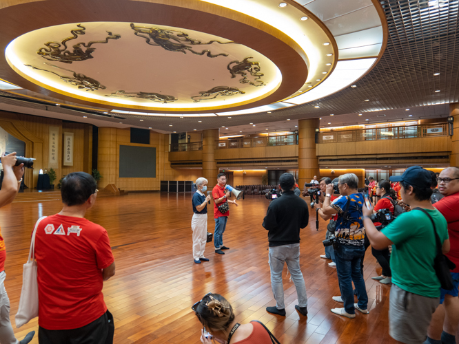 As the visitors explore inside the Jing Si Hall, they learn more about the Tzu Chi Foundation. 【Photo by Marella Saldonido】