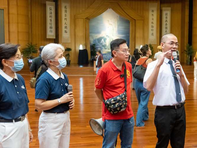 As the visitors explore inside the Jing Si Hall, they learn more about the Tzu Chi Foundation. 【Photo by Marella Saldonido】
